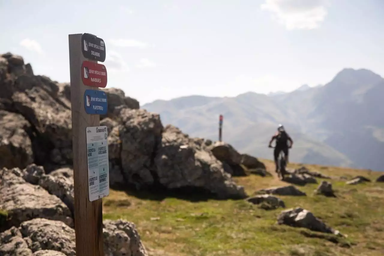 Tour en VTT Enduro Electrique à Loudenvielle avec un moniteur