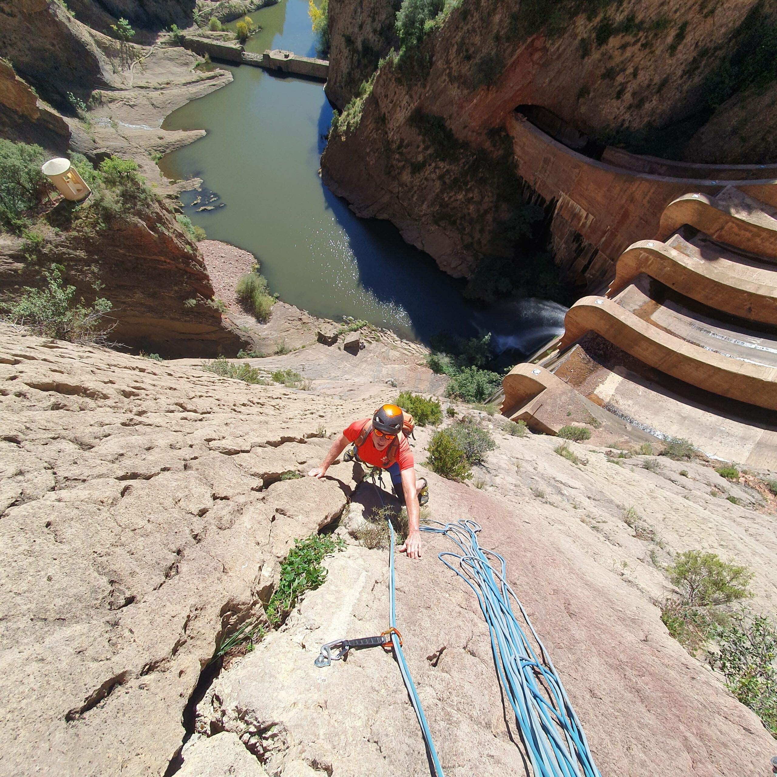 Contraste nature et artificiel au barrage de Sopeira près de Pont de Suerte